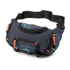 Dunkelblaue taktische Brusttasche mit verstellbarem Riemen und orangefarbenen Akzenten für Outdoor-Ausrüstung.
