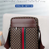Bolso cruz de cuero marrón a cuadros con detalles rojos, verdes y negros, mostrado sobre una superficie gris claro.