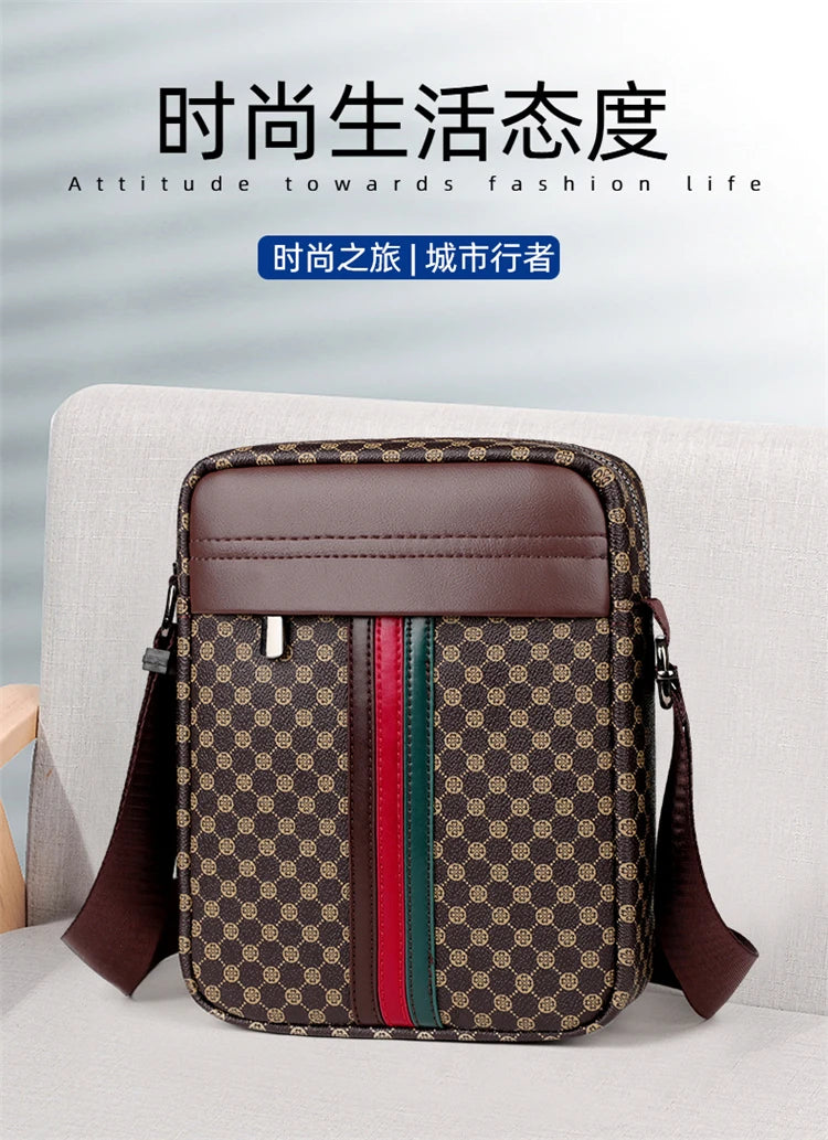 Bolso cruz de cuero marrón a cuadros con detalles rojos, verdes y negros, mostrado sobre una superficie gris claro.