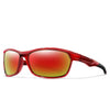 Un par de gafas deportivas rojas polarizadas con lentes tintados naranja sobre fondo blanco.