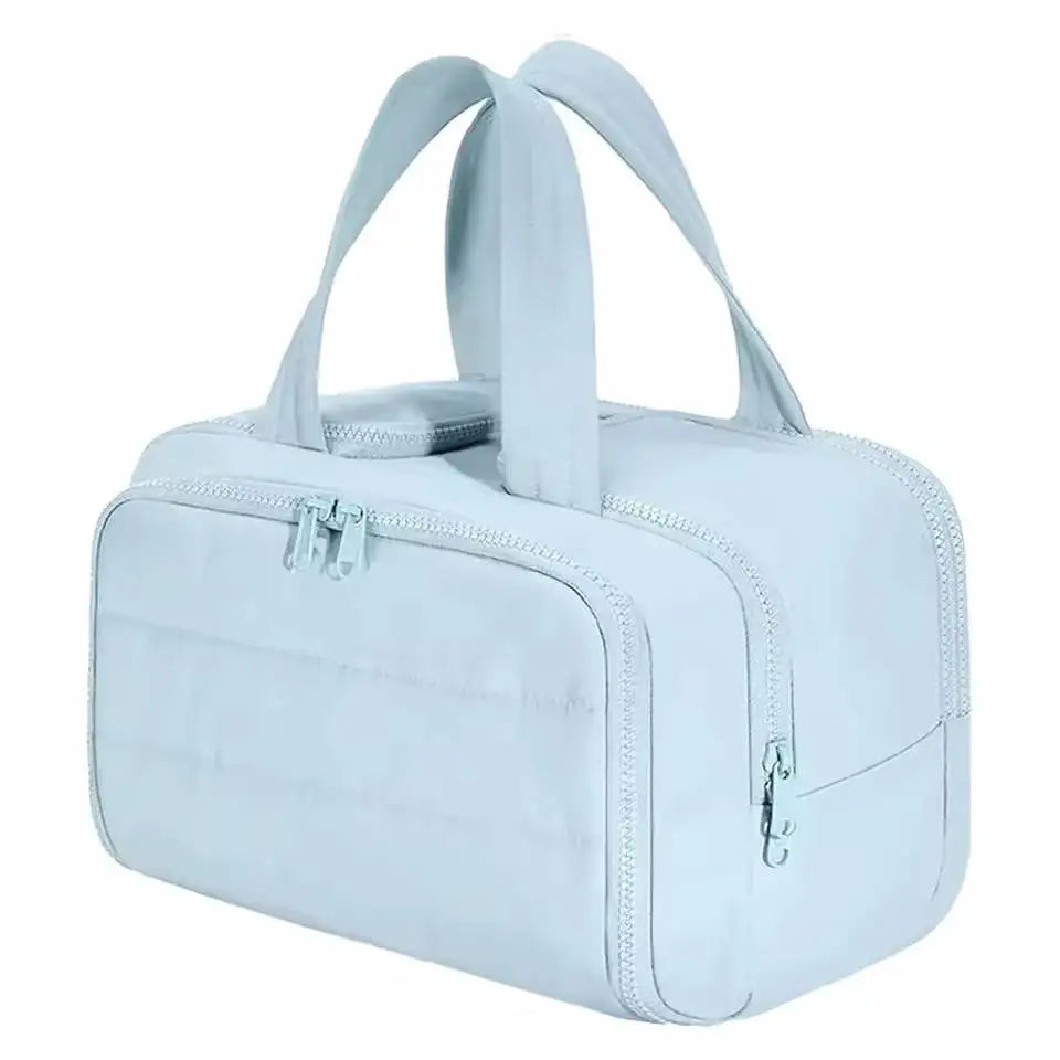 Bolsa de tocador impermeable blanca con múltiples bolsillos, cierre de cremallera y asas para llevar.