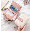 Pinkes Fashion-PU-Leder-Münztasche, geöffnet, mit Kreditkarten und einer kleinen gemusterten Tasche.