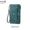 Cartera de cuero color verde azulado con cremallera y correa, vista de cerca.