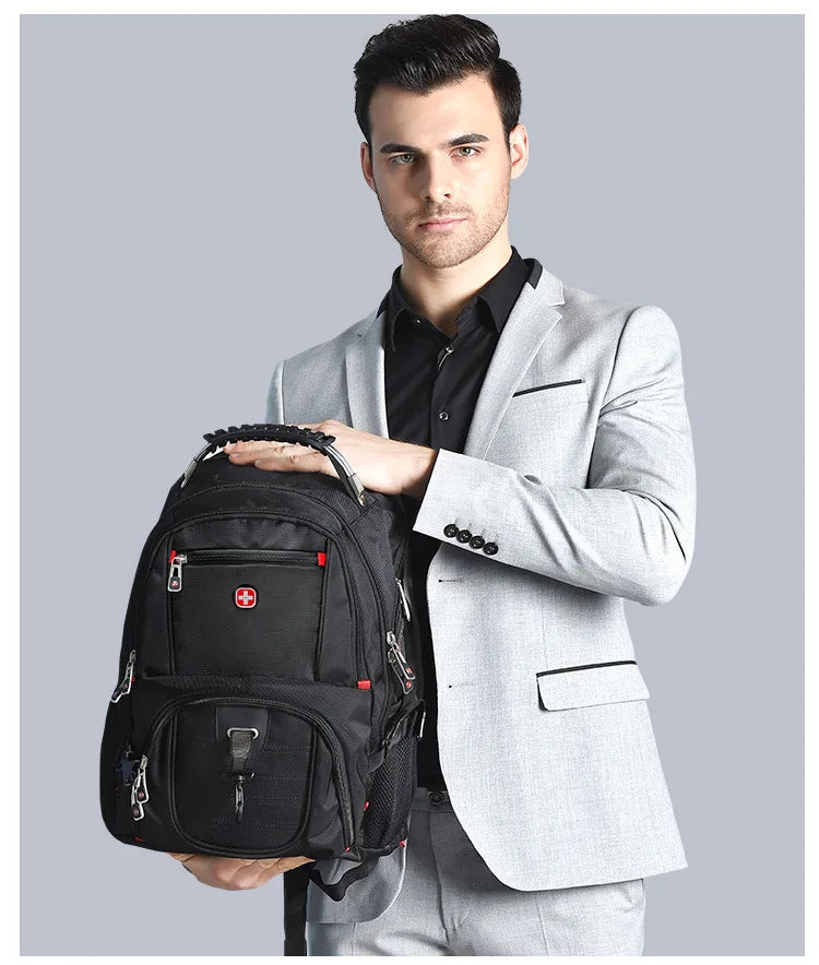 Un hombre vistiendo un blazer gris claro sostiene una mochila de viaje grande negra para hombres suizos.