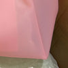 Gros plan d'un sac fourre-tout transparent en gelée rose Y2K.