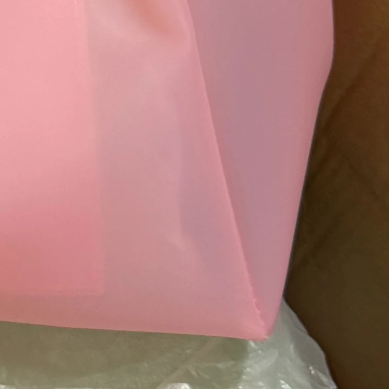 Gros plan d'un sac fourre-tout transparent en gelée rose Y2K.