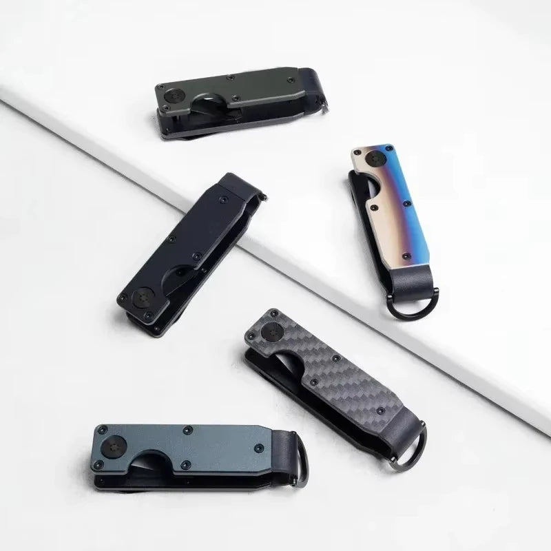 Une collection d'organisateurs de clés et de porte-outils en métal minimalistes, présentés sur une surface blanche.