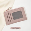 Portefeuille en cuir PU lilas clair minimaliste avec fenêtre transparente et fentes verticales.