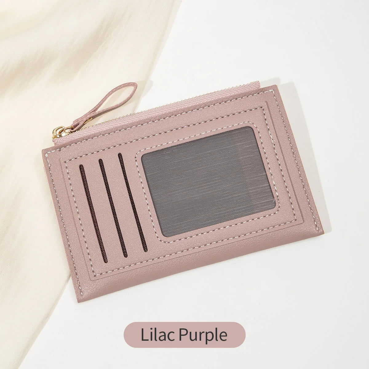 Portefeuille en cuir PU lilas clair minimaliste avec fenêtre transparente et fentes verticales.