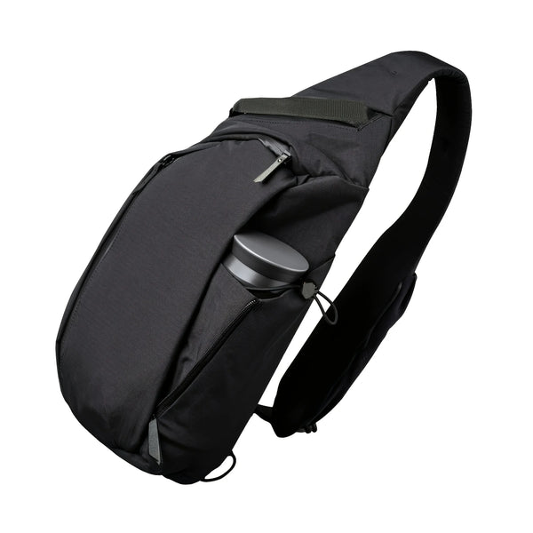 Schwarze Crossbody-Umhängetasche zum Tragen von Tablet und Wasserflasche.