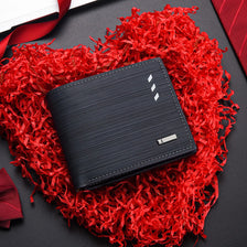 Portefeuille noir homme PU à plusieurs compartiments sur un fond de papier rouge déchiré.