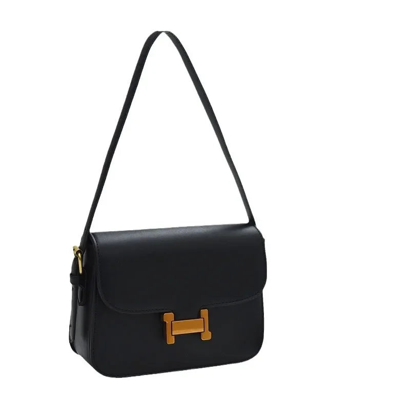 Schwarze modische Retro-Einseithalttasche mit goldfarbener Hardware.