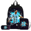 Schwarzer Rucksack mit Grafik eines Fußballspielers in blau-weiß gestreiftem Trikot vor sternenbelichtetem Hintergrund.
