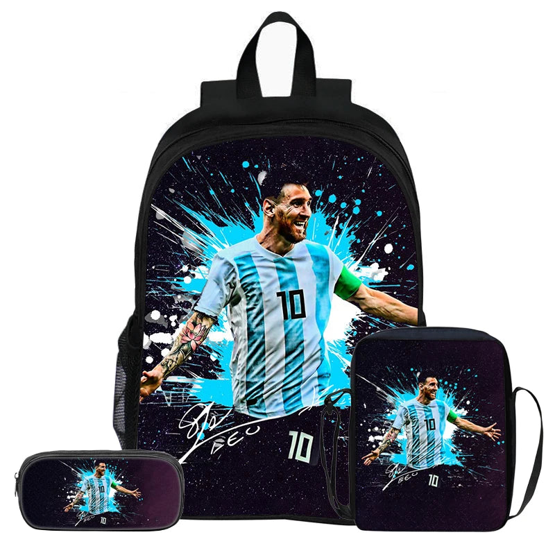 Schwarzer Rucksack mit Grafik eines Fußballspielers in blau-weiß gestreiftem Trikot vor sternenbelichtetem Hintergrund.