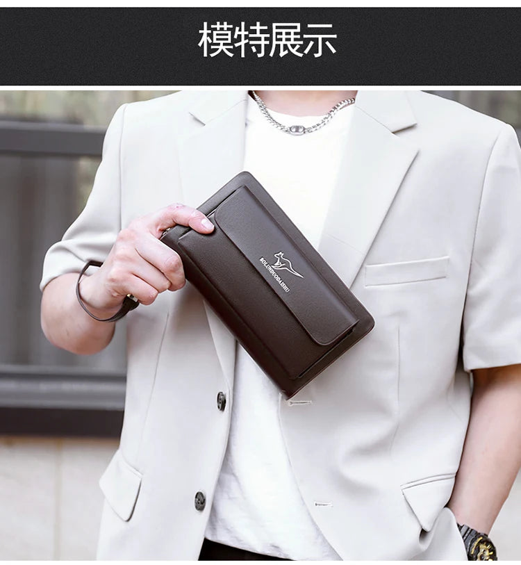 Un homme tient un portefeuille pochette en PU marron à double zip sur sa veste de costume beige clair.