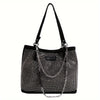 Schwarze Glitzer-Strass-Riemenschultertasche mit langer silberner Kette als Trageriemen.