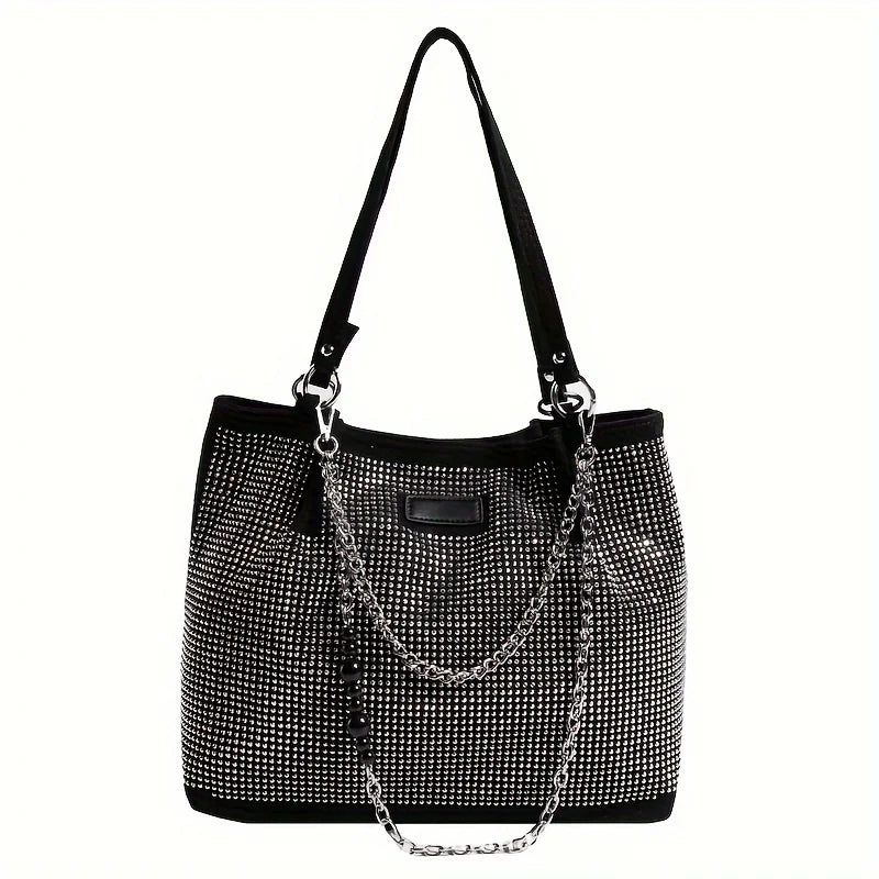 Schwarze Glitzer-Strass-Riemenschultertasche mit langer silberner Kette als Trageriemen.