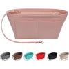 Bolsa de cosméticos de fieltro rosa para organización de bolso, mostrada junto a varias bolsas de colores.