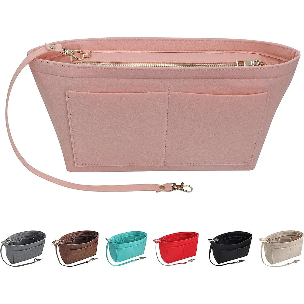 Bolsa de cosméticos de fieltro rosa para organización de bolso, mostrada junto a varias bolsas de colores.