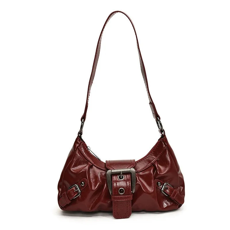 Braune Leder-Y2K-Retro-Schultertasche mit Klappverschluss.