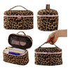 Un juego de bolsas de maquillaje para viajar con estampado de leopardo rosa, mostradas en varias formas.
