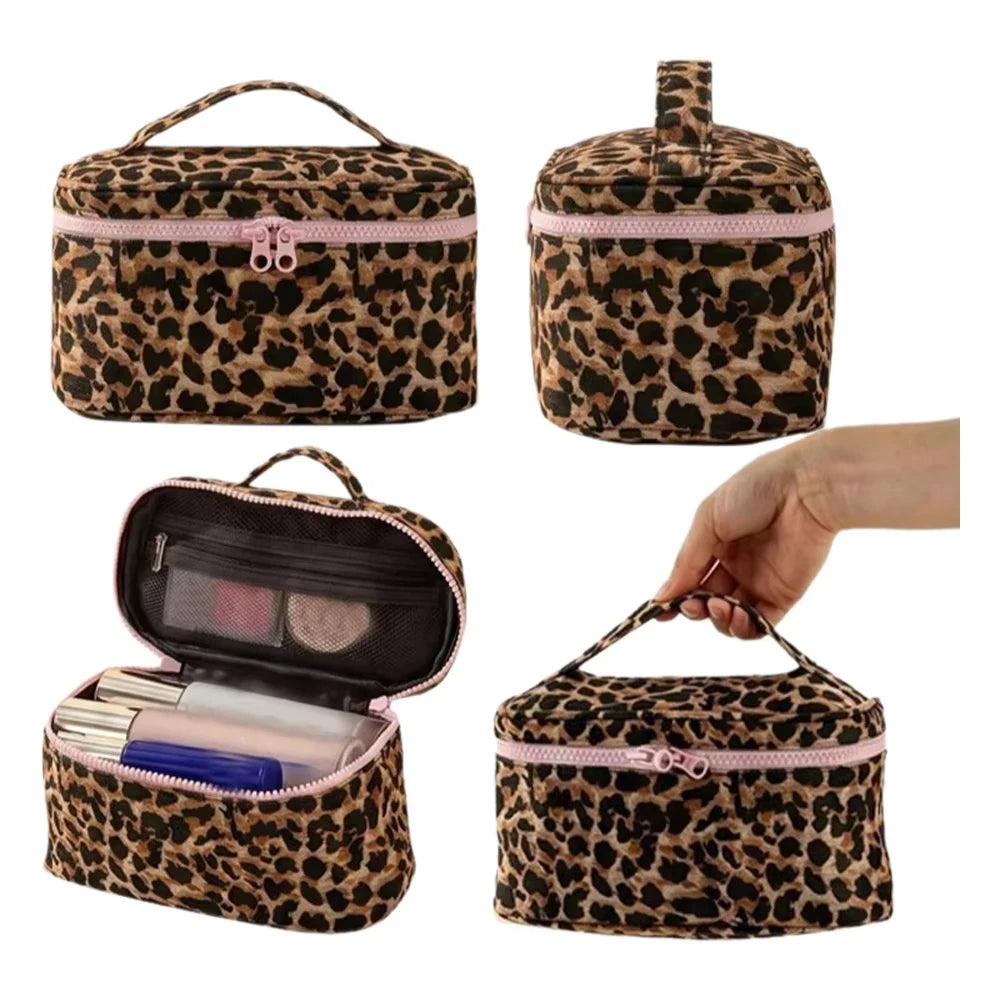 Un juego de bolsas de maquillaje para viajar con estampado de leopardo rosa, mostradas en varias formas.