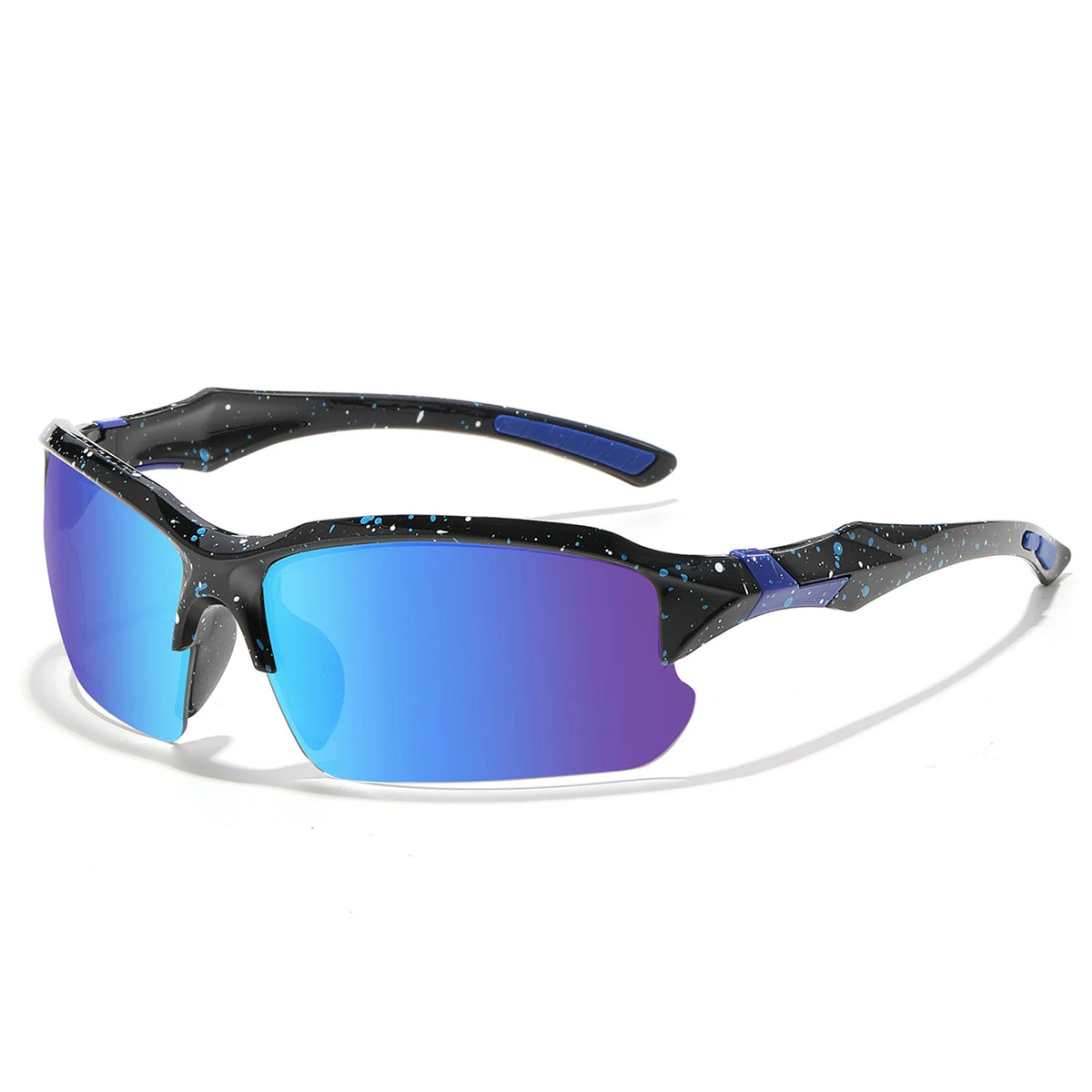 Un par de gafas deportivas negras polarizadas con lentes azules y un marco oscuro sobre un fondo blanco.