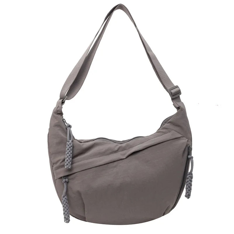 Graue Nylon-Umhängetasche mit Schnurdetails.