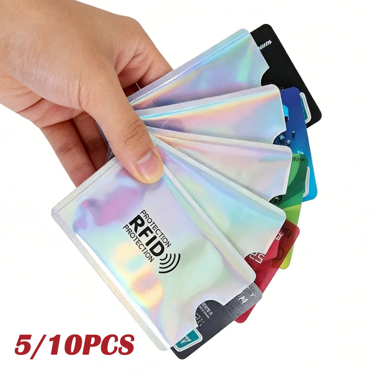 Una mano sostiene una pila de cinco fundas para tarjetas bloqueadoras de RFID para protección