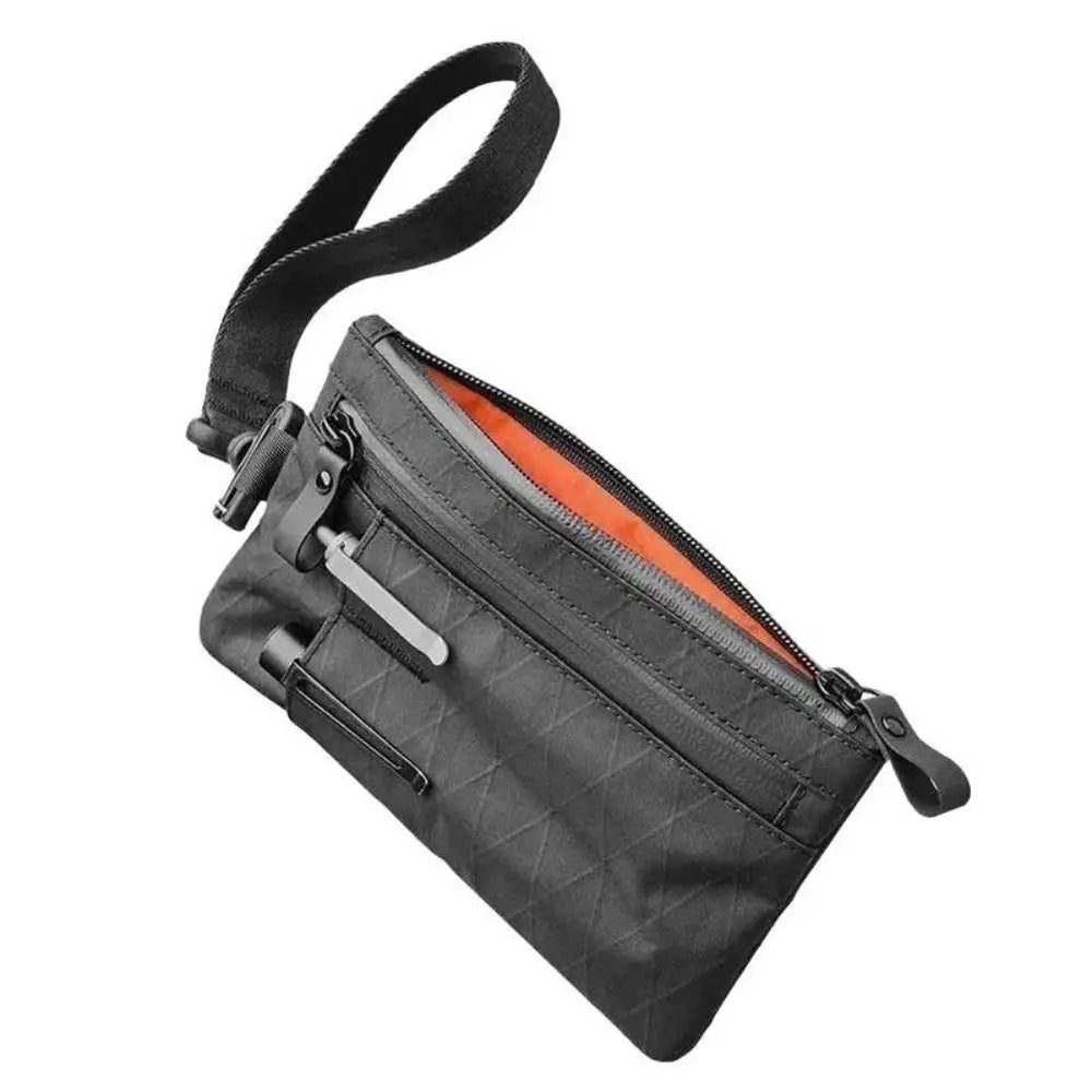 Schwarzes RFID-blockierendes Herren-Reise-Wallet und Kartenhalter mit Riemen.