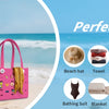 Un sac de plage imperméable rose à côté d'une femme sur la plage avec des articles comme un chapeau, une serviette et des lun