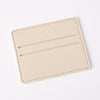 Porta tarjetas de cuero PU beige con dos ranuras horizontales.