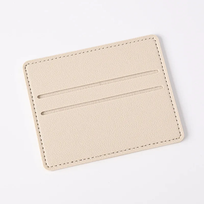 Porta tarjetas de cuero PU beige con dos ranuras horizontales.