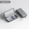 Una bolsa portátil gris grande para organizar cables, abierta mostrando un compartimento interior.