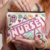 Rosa und weiße Kosmetiktasche mit Krankenschwesterdesign, Sternen, Herzen und einer Krone.