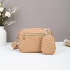 Tan gesteppte Crossbodytasche mit goldfarbenen Beschlägen auf weißem Untergrund.