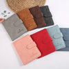 Collection de porte-passeport en cuir imperméable dans diverses teintes : marron, gris, noir et rouge, présentés sur un...