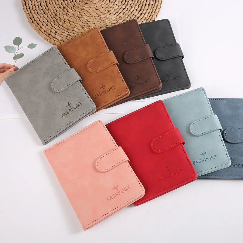 Collection de porte-passeport en cuir imperméable dans diverses teintes : marron, gris, noir et rouge, présentés sur un...