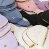 Collection de sacs bandoulière matelassés de diverses couleurs : rose, violet, bleu et noir.