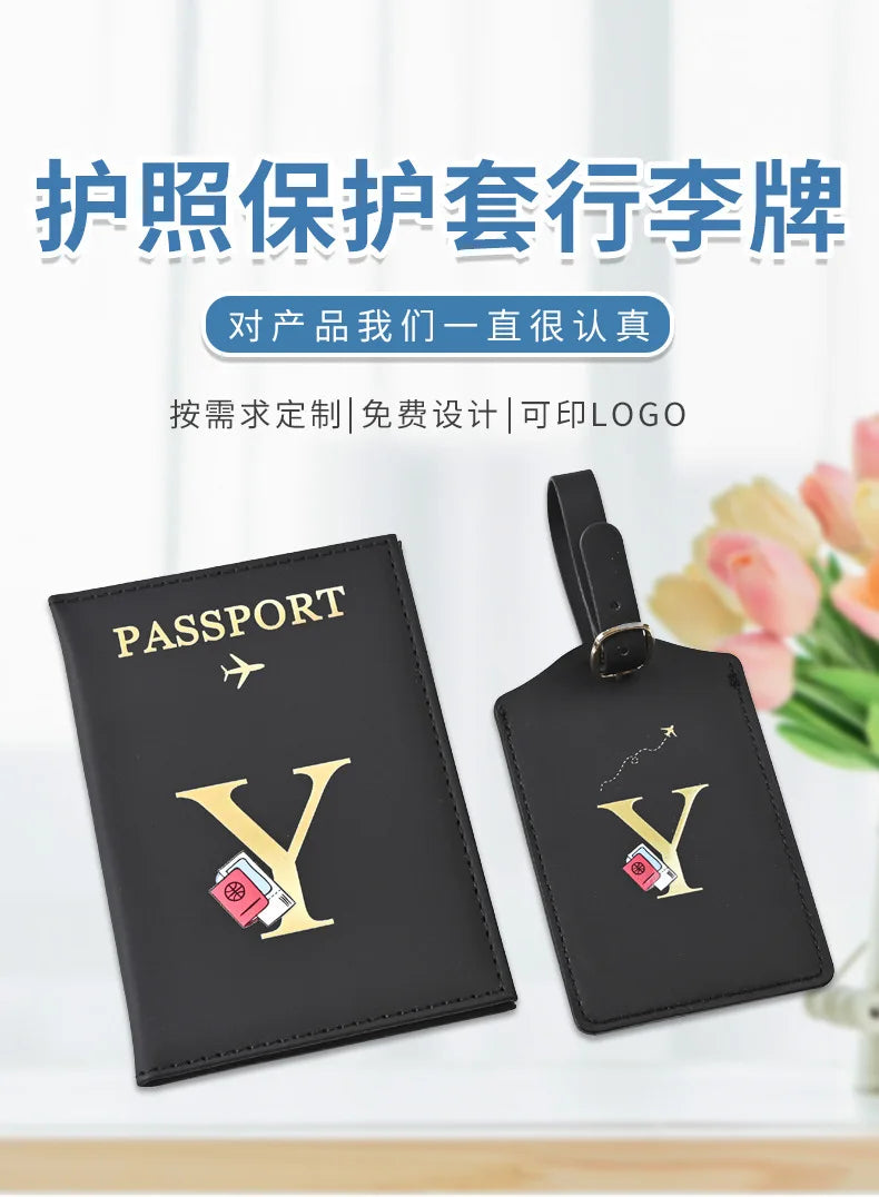 Porta tarjetas de cuero negro con temática de pasaporte y cordón, con una inicial Y dorada y un diseño de avión.