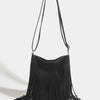 Bolso cruz boho negro con flecos largos.