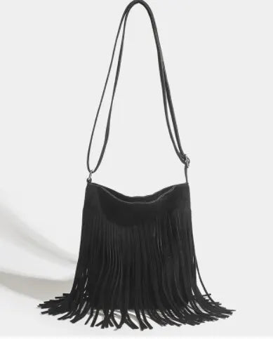 Bolso cruz boho negro con flecos largos.