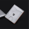 Cartera delgada plateada de fibra de carbono con borde de cuero y emblema metálico.