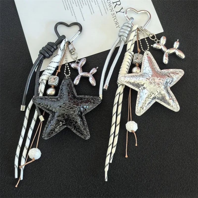 Collection de porte-clés en ballons Y2K esthétiques avec charms d'étoiles et d'animaux sur quincaillerie argentée et noire.