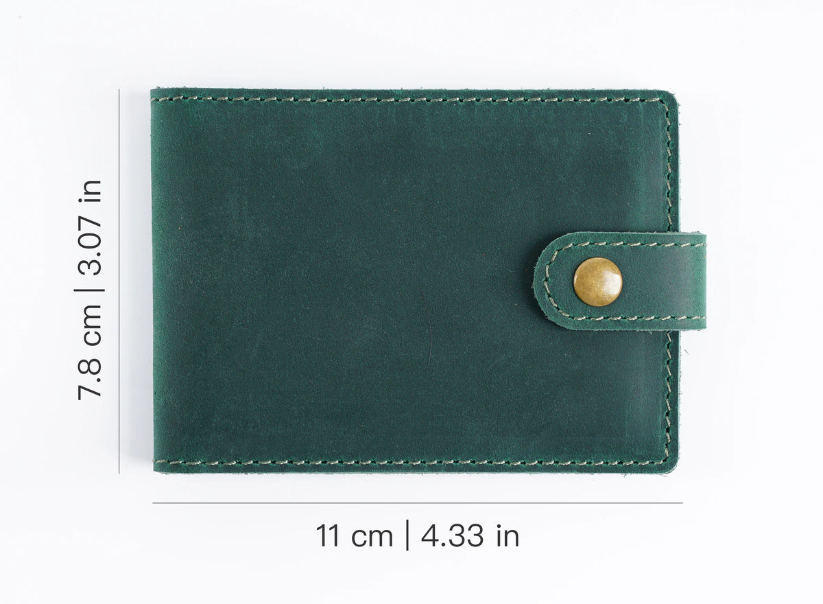 Portefeuille bi-plis en cuir véritable vert foncé avec bords cousus et fermeture à encliquet laiton.