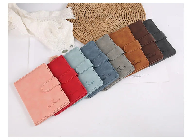 Collection de porte-passeport et portefeuille en cuir imperméable dans diverses nuances de marron, vert et rouge, resti