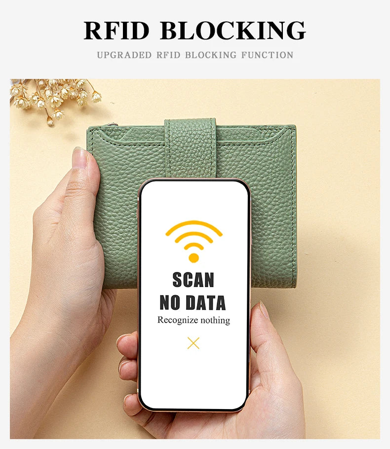 يد تمسك محفظة جلدية خضراء ذات طيات لحجب تقنية RFID، توضح أنها لا تقرأ أي بيانات.