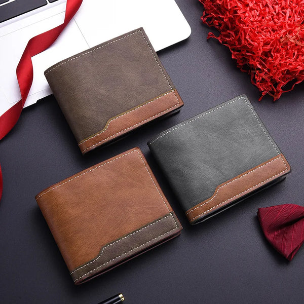 Eine Stapel retro Kunstleder-Herrenwallets in braunen und grauen Tönen auf einer dunklen Oberfläche.