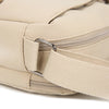 Bolso cruz impermeable de nylon beige con cremallera y correa plateada.
