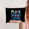 Bolsa con cremallera negra con texto colorido que dice CONECTORES, CABLES Y CARGADORES